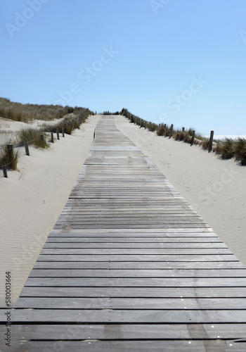 Der Strand mit Pfahldorf in Petten Holland