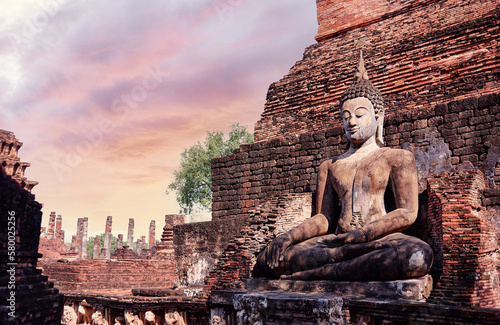 Photo Sukhothai Wat Mahathat Buddha statues at Wat Mahathat ancient capital of Sukhothai Thailand