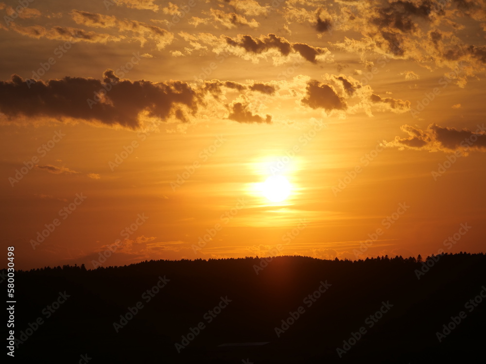 Sonnenuntergang an einem schönen Sommerabend