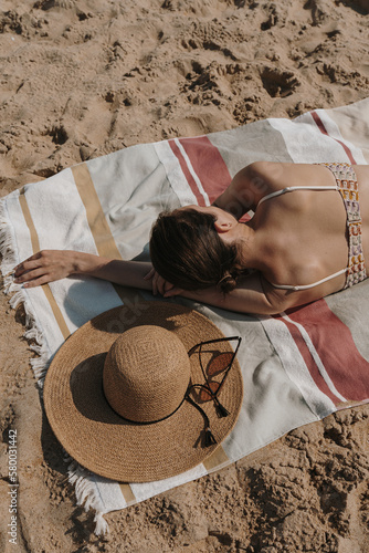 Foto Beautiful woman chilling and sunbathing on the beach