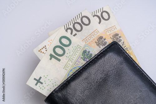 Banknoty o dużych nominałach wystające z czarnego potrfela photo