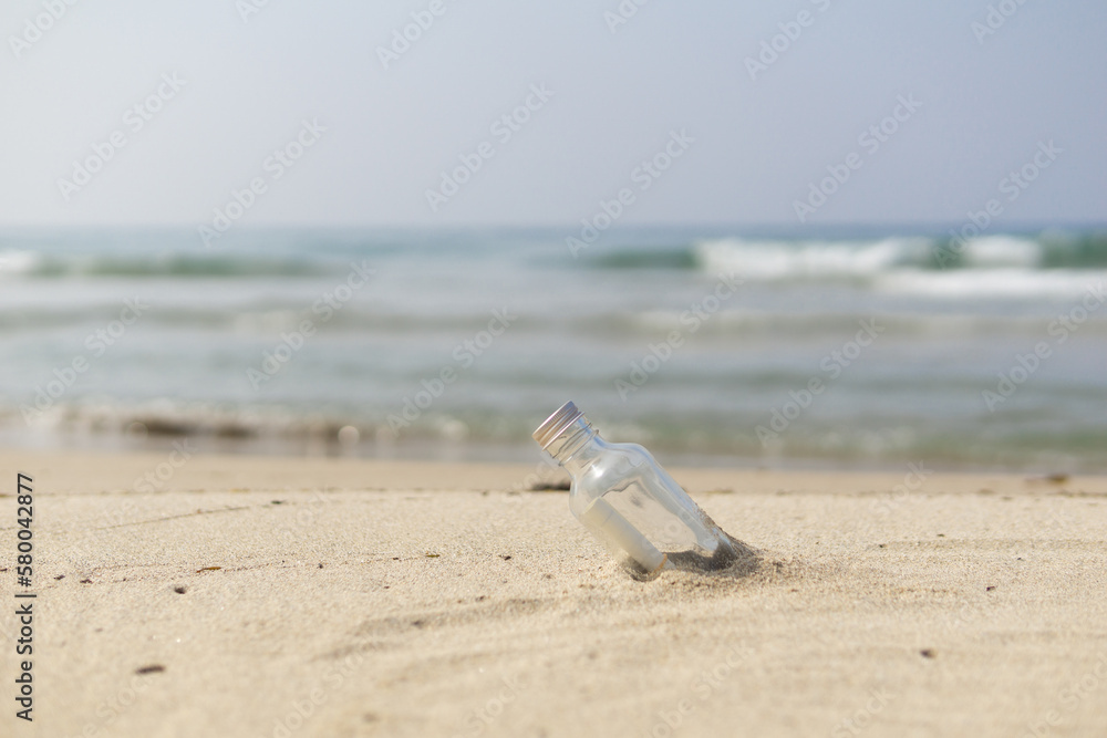Obraz premium ビーチとボトル