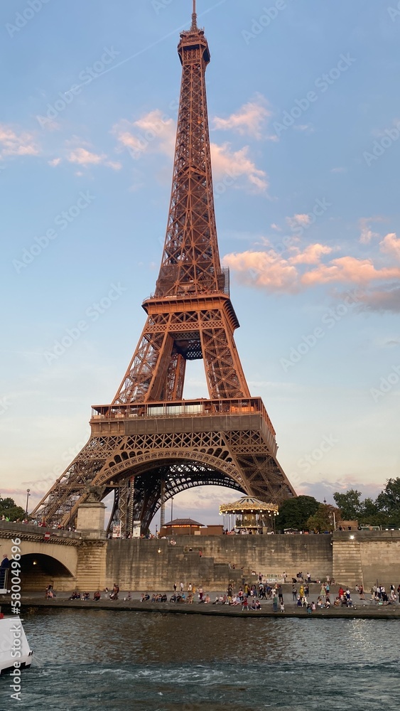 Obraz premium eiffel tower city