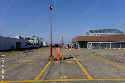 ショッピングセンターの屋外駐車場