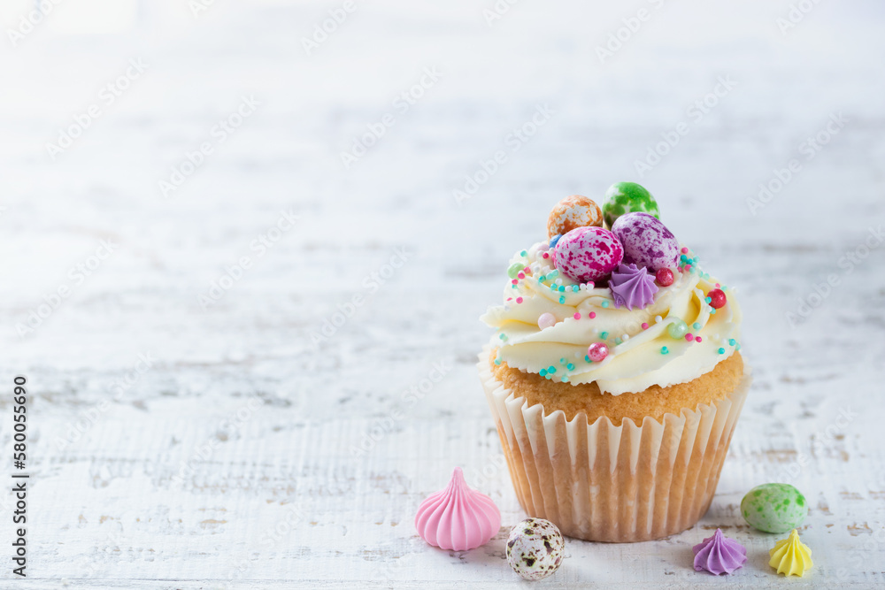 Ταπετσαρία Easter cupcakes decorated with colorful sprinkles end candy eggs