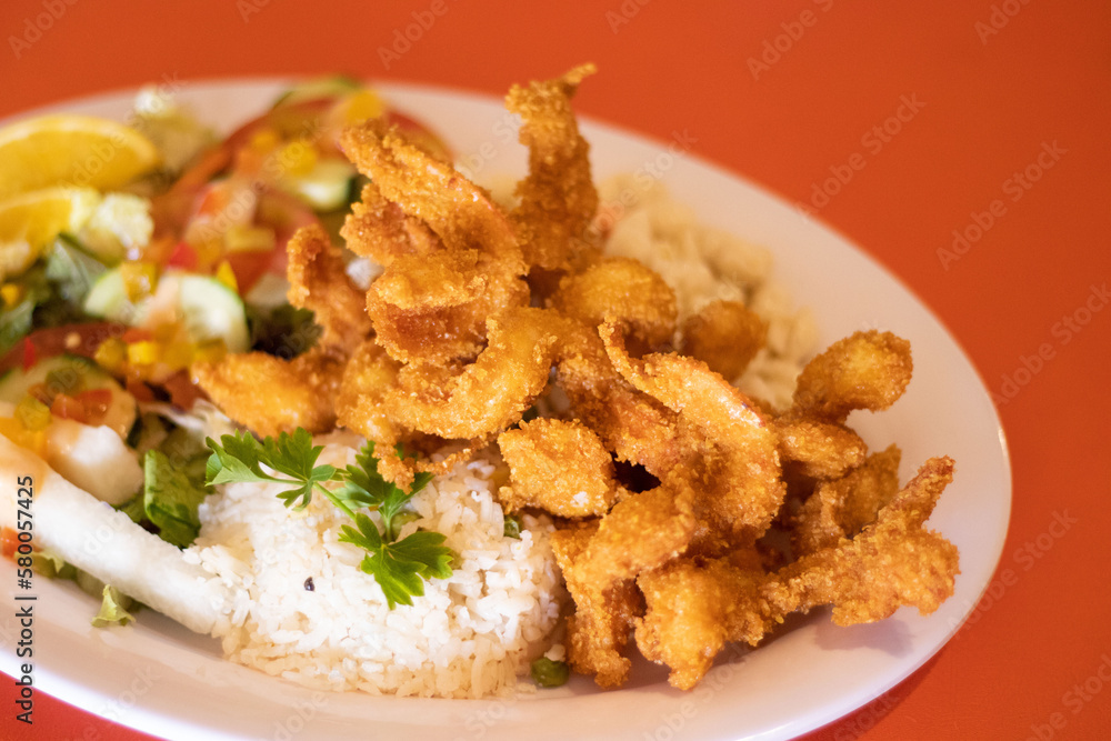 Camarones empanizados al coco con arroz y ensalada Camarones empanizados al coco con arroz y ensalada
