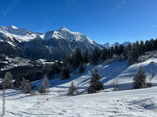 Amazing sport-recreational snowy winter tracks for skiing and snowboarding in the area of the tourist resorts of Valbella and Lenzerheide in the Swiss Alps - Canton of Grisons, Switzerland (Schweiz) © Mario