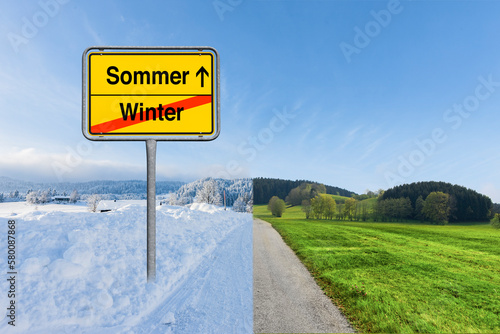 Jahreszeitwechsel von Winter zu Sommer in einer Landschaft