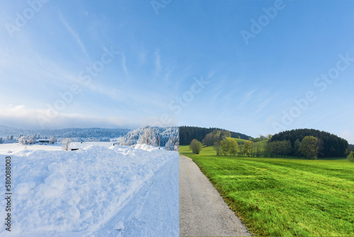 Jahreszeitwechsel von Winter zu Sommer in einer Landschaft