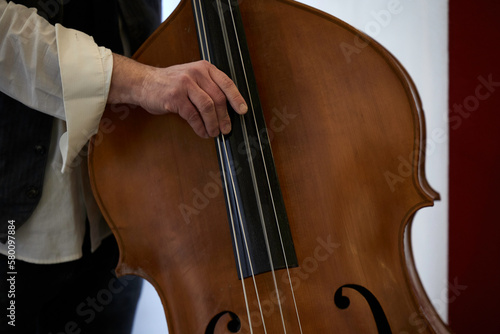 Bass wird von eine Jazz-Bassisten gespielt