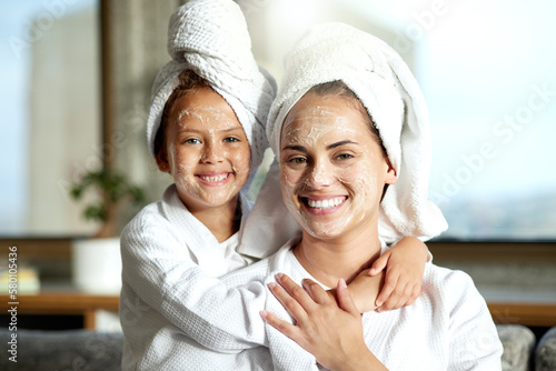 Fotografi Facial, beauty and skincare at a spa for a bonding mother and daughter