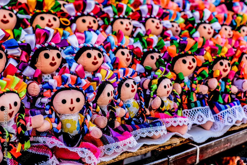 Obraz premium Muñeca artesanal juanita o muñeca huasteca, en el pueblo magico de Tlaquepaque jalisco