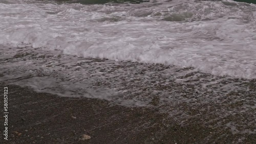 Movimiento de las olas del mar, en la costa de tierra del fuego, mar oceano, viento fuerte 