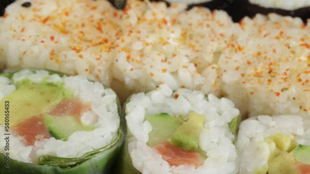 plat de sushi et maki, en gros plan, sur une table plat de sushi et maki, en gros plan, sur une table
