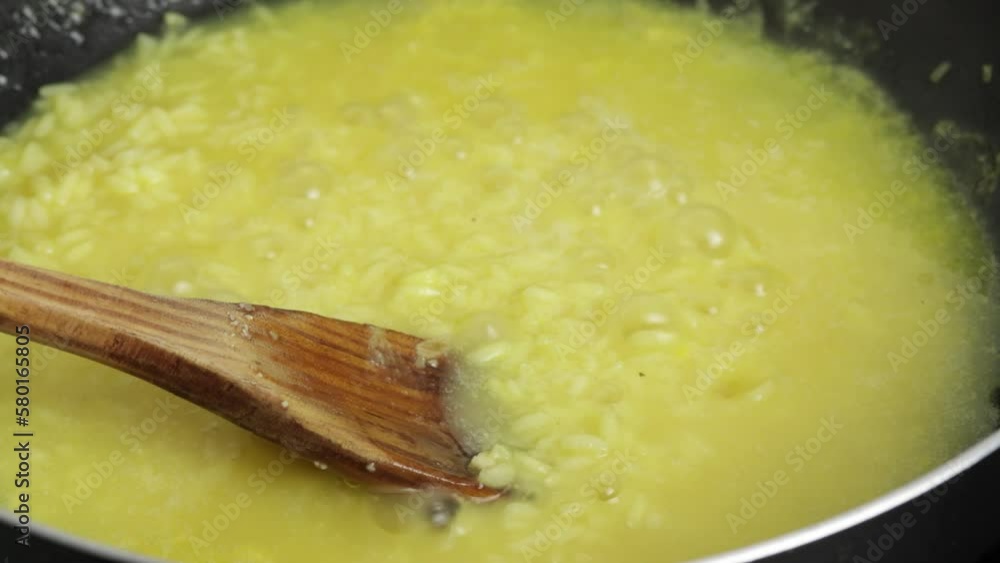 cuisson d'un risotto au safran en gros plan