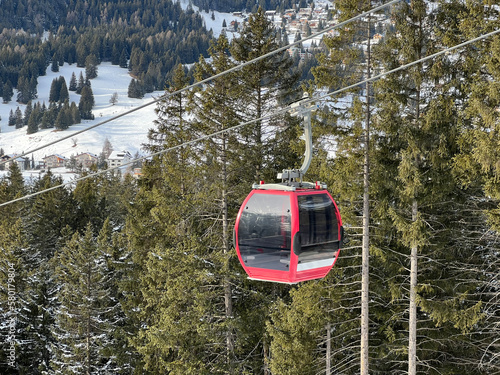 Rothornbahn 1 (Canols-Scharmoin) 8pers. Gondola lift (monocable circulating ropeway) or 8er Gondelbahn (Ein-Seil-Umlaufbahn) in the Swiss winter resort of Lenzerheide - Canton of Grisons, Switzerland photo