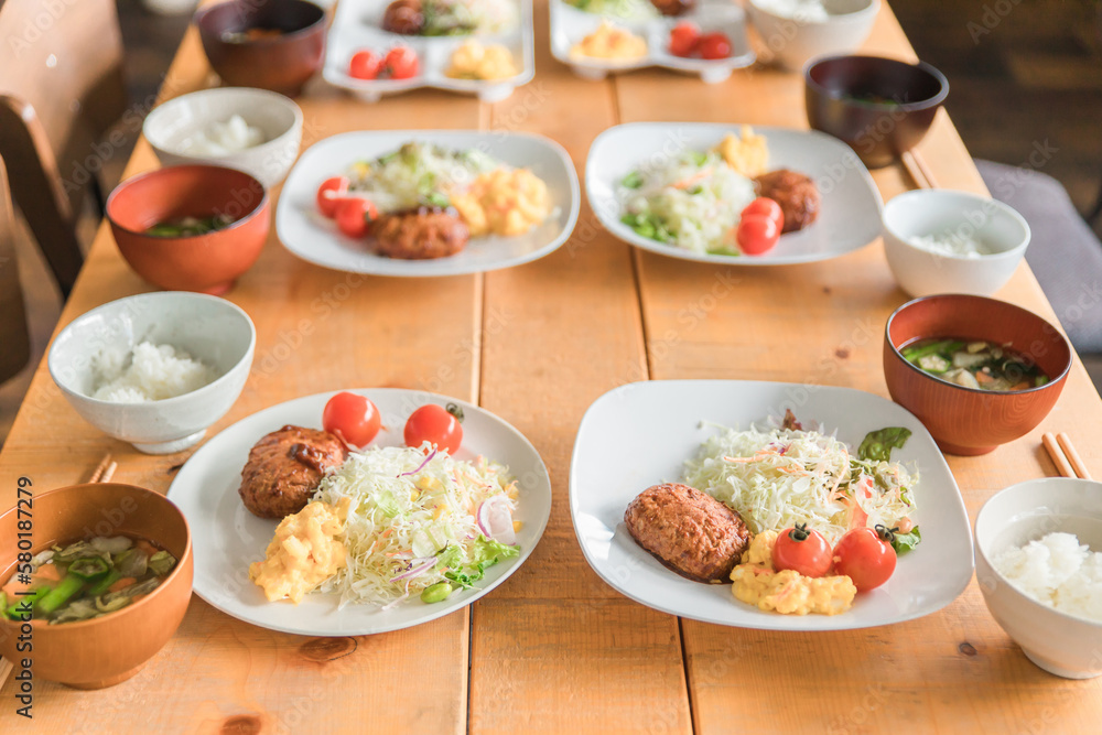 テーブルに並んだ朝食・和食・ご飯・朝ご飯のイメージ
テーブルに並んだ朝食・和食・ご飯・朝ご飯のイメージ