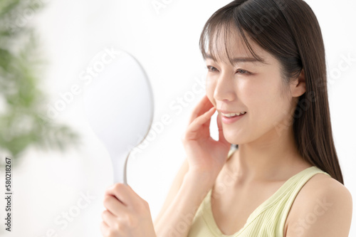 ビューティーイメージ 鏡を見て微笑む女性