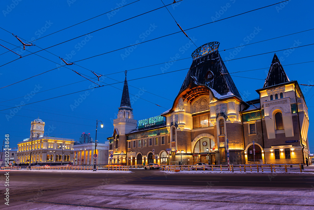 Obraz premium View of Komsomolskaya Square with the buildings of Yaroslavsky railway station, Leningradsky railway station and entrance to Komsomolskaya metro station in the early morning. Moscow, Russia