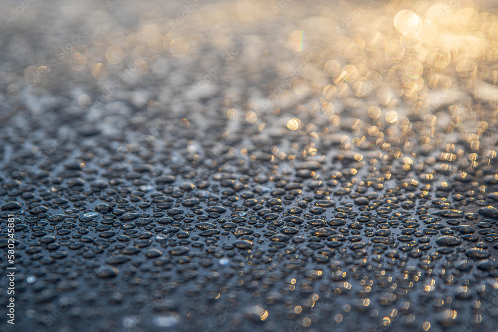 Gefrorene Wassertropfen mit Licht Reflektionen im Winter als Hintergrund oder Textur Gefrorene Wassertropfen mit Licht Reflektionen im Winter als Hintergrund oder Textur
