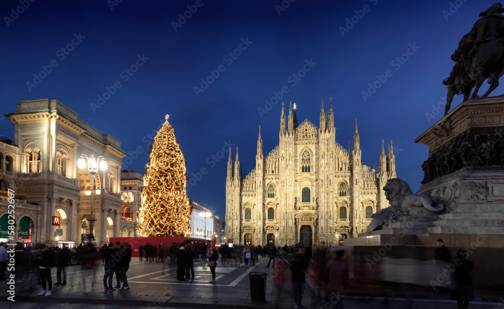 Piazza Duomo. Cattedrale Metropolitana della Natività della Beata Vergine Maria. Facciata con albero di Natale.