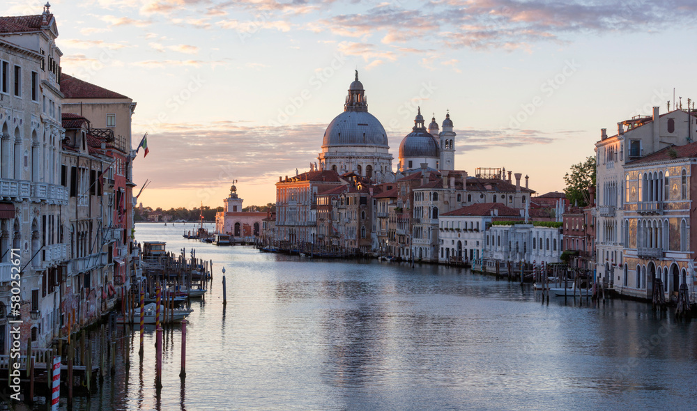 Venezia. Canal Grande con La Salute e la Dogana al tramonto
