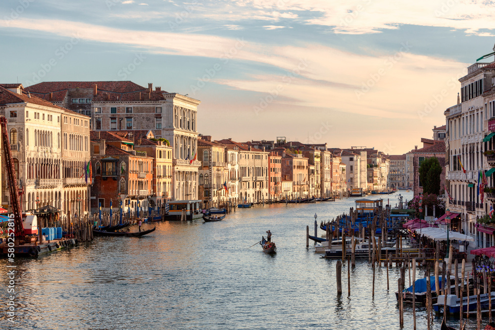 Venezia Veduta di Palazzi del Canal Grande con gondola al tramonto dal Ponte di Rialto