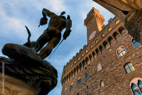 Firenze. Piazza della Signoria. Loggia dei Lanzi con la scultura di Perseo con la testa di Medusa verso la Torre di Arnolfo
 photo
