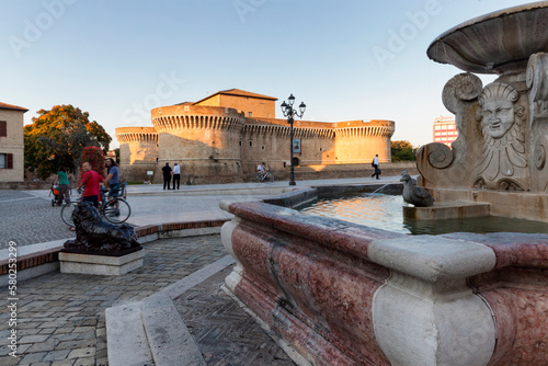 Senigallia, Ancona. fontana di anatre con la Rocca Roveresca in background