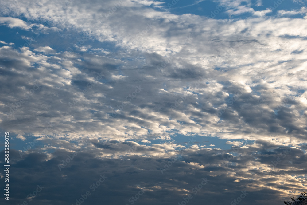 Blue sky and feathery clouds
Blue sky and feathery clouds