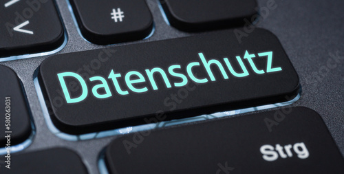  Beleuchtete Tastatur mit einer beschrifteten Taste - Datenschutz photo