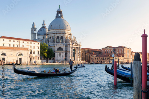 Venezia. Canal Grande con gondoliere e La Salute. © Guido