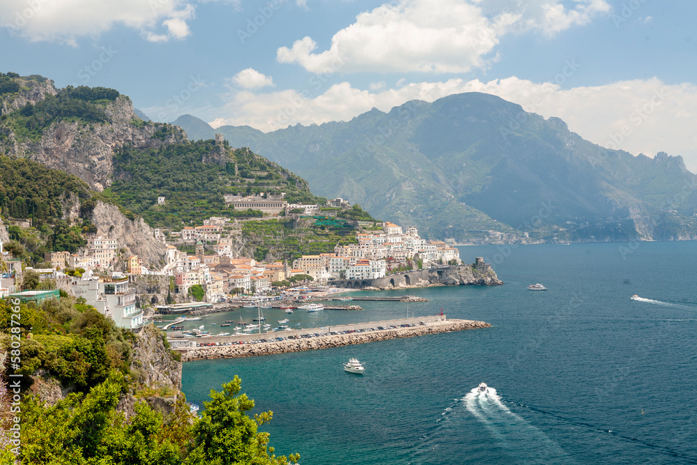 Amalfi, Salerno. Veduta della cittadina sul mare con moli turistici e barche