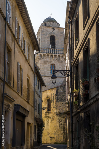 Clocher de l Eglise Saint-Martin depuis la Rue du S  minaire  dans le quartier m  di  val du M  jan    Arles