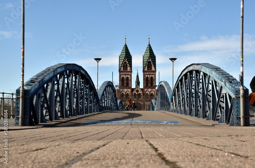 Blaue Brücke im Bahnhofsviertel in Freiburg