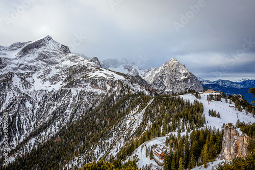 Blick zur Alpspitze und zur Zugspitze im Wettersteingebirge
