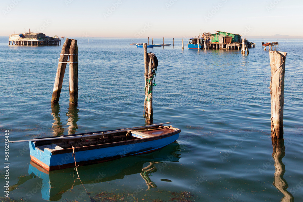Pellestrina, Venezia. Barca e casoni da pesca in laguna.