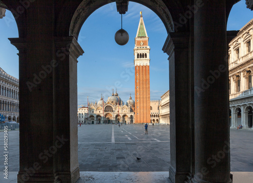 Venezia. Campanile di San Marco nella Piazza omonima da volta ad arco del Museo Correr  © Guido