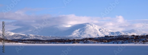 Valokuva Beautiful scenery of snowy mountains in clouds