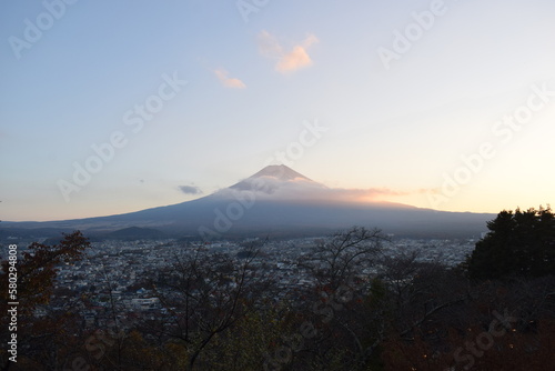 雲がかる富士山 © 寿直 安藤