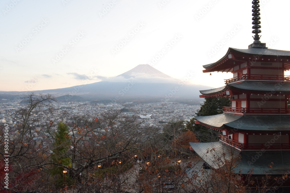 夕暮れの富士山と五重の塔