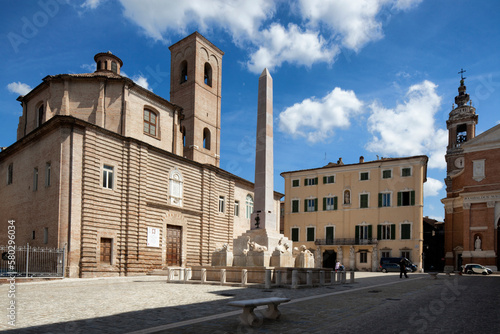 Iesi, Ancona. Piazza Federico II con obelisco fontana e Duomo 