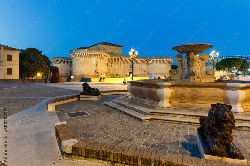Senigallia, Ancona. Fontana delle anatre sullo sfondo di Rocca Roverasca