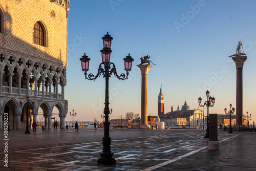 Venezia.Piazza San Marco con angolo di Palazzo Ducale e colonne di Todaro e Marco verso l' Isola di San giorgio Maggiore © Guido