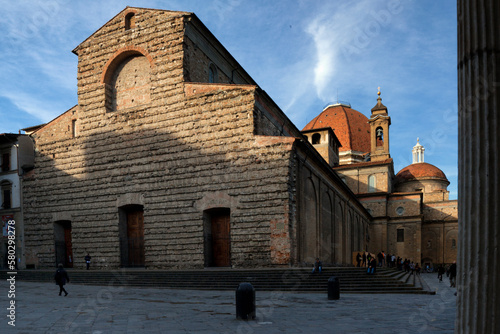 Obraz na plátně Firenze. Piazza e facciata della basilica di San Lorenzo