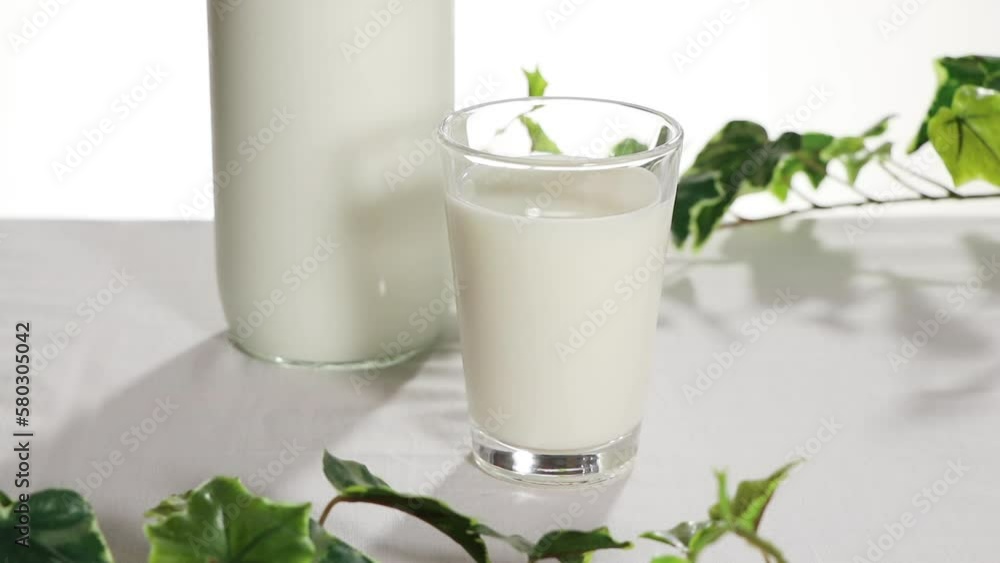 グラスに入った牛乳と牛乳ビン【FIX】