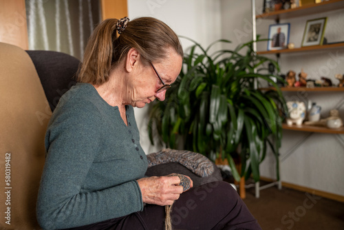 Frau Seniorin Socken Stopfen Zuhause photo