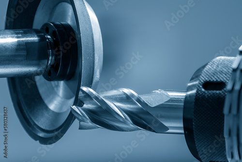 Fotografi Close up scene the flat end mill tool regrinding process on regrinding machine