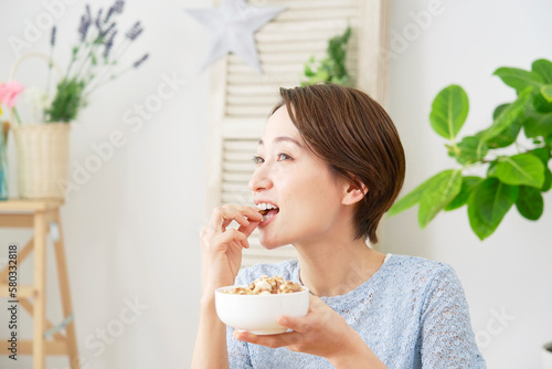 家でナッツを食べる女性
