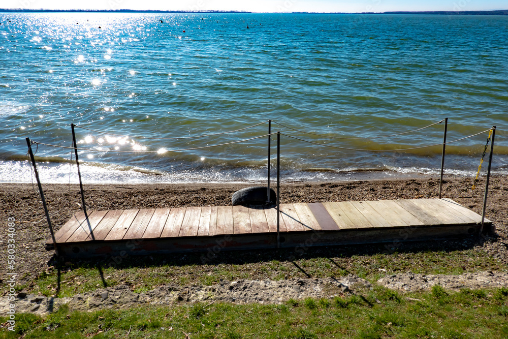 Fototapeta premium Floating pier on the shore
